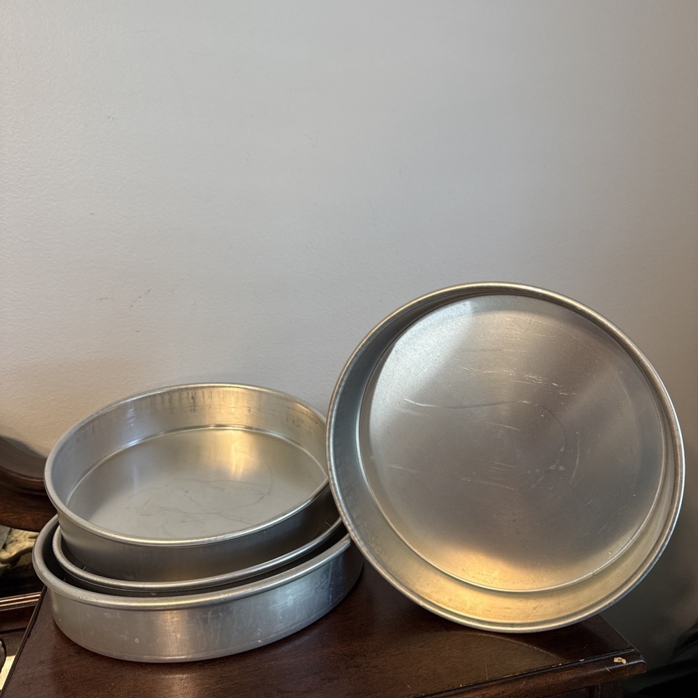 4 Pc. Magic Line 9x2" (3) & 10x2" (1) Aluminum Round Cake Baking Pans USA